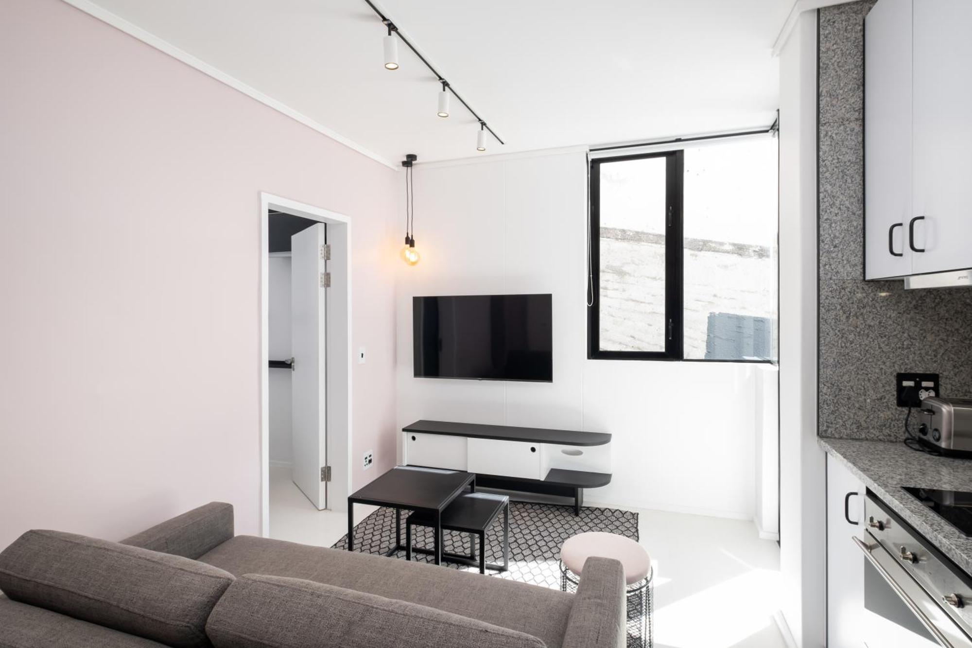 Flamingo 209: Sea Point Aprt With Mountain Views *